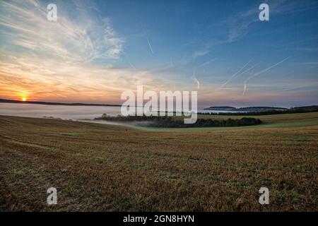 Nebliger Sonnenaufgang, South Downs Stockfoto