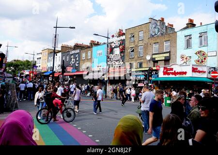 Touristen auf einer überfüllten Straße in Camden Town, London, Großbritannien Stockfoto