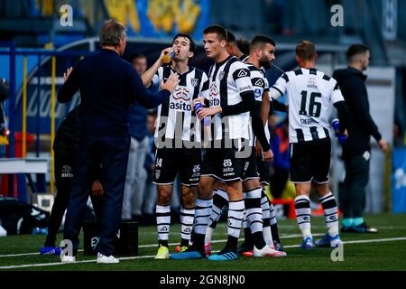 LEEUWARDEN, NIEDERLANDE – SEPTEMBER 23: Trainer Frank Wormuth von Heracles Almelo, Luca de la Torre von Heracles Almelo und Lucas Schoofs von Heracles Almelo während des niederländischen Eredivisie-Spiels zwischen SC Cambuur und Heracles Almelo am 23. September 2021 im Cambuur Stadion in Leeuwarden, Niederlande (Foto: Henk Jan Dijks/Orange Picles) Stockfoto