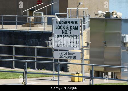 Upper Mississippi River Lock and Dam No, 7. Signieren. Mississippi River Corps of Engineers. La Crescent, Minnesota, USA. In der Nähe von La Crosse, Wisconsin, USA. Stockfoto