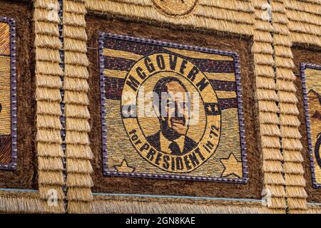 Maisgemälde zur Feier des Präsidentschaftswahlkampfs von George McGovern im Jahr 1972 im Corn Palace in Mitchell, South Dakota, USA [Keine Eigentumsveröffentlichungsmöglichkeit Stockfoto