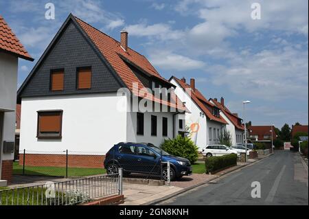 Kleine Häuser der deutschen Nachkriegszeit mit Autos in der Auffahrt Stockfoto