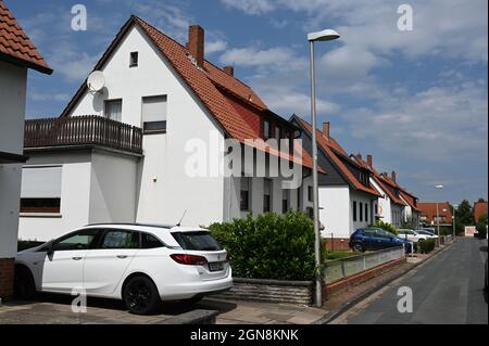 Kleine Häuser der deutschen Nachkriegszeit mit Autos in der Auffahrt Stockfoto