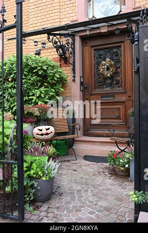 Hauseingang einer Villa im Stil des Historismus, herbstlich dekoriert Stockfoto