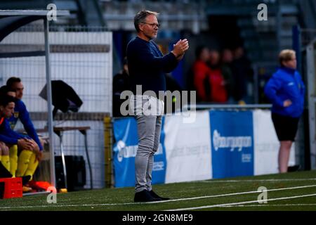 LEEUWARDEN, NIEDERLANDE - 23. SEPTEMBER: Trainer Henk de Jong vom SC Cambuur während des niederländischen Eredivisie-Spiels zwischen SC Cambuur und Heracles Almelo am 23. September 2021 im Cambuur Stadion in Leeuwarden, Niederlande (Foto: Henk Jan Dijks/Orange Picles) Stockfoto