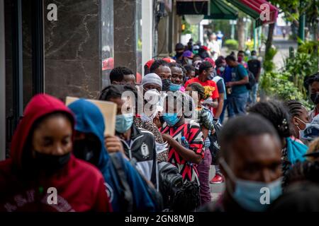 Mexiko Stadt, Mexiko. September 2021. Zahlreiche Migranten stehen vor der mexikanischen Kommission Refugee Assistance COMAR, wo sie Asyl beantragen wollen. Zahlreiche Menschen aus Haiti sind in den letzten drei Tagen aus dem Süden in die mexikanische Hauptstadt gekommen. Sie hoffen auf Asyl in Mexiko, während sich die Lage an der Grenze zu den USA verschlechtert. Quelle: Jair Cabrera Torres/dpa/Alamy Live News Stockfoto