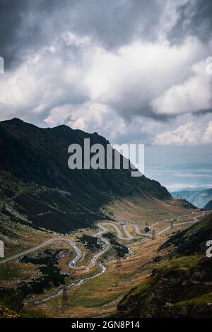 Der Transfagarasan-Pass, der die südlichen Karpaten in Rumänien durchquert Stockfoto