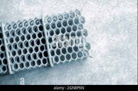 Graues Objekt auf pulverförmigem 3D-Drucker gedruckt. Stockfoto