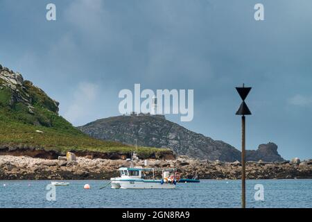 Round Island Lighthouse von der Nähe des Lower Town Quay, St. Martin's, Isles of Scilly aus gesehen Stockfoto