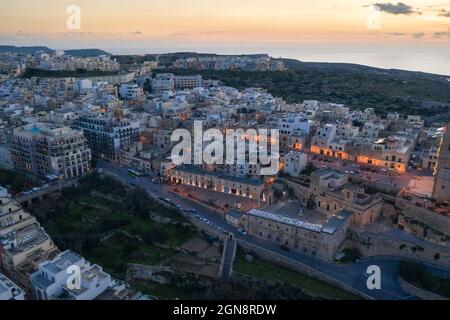 Malta, Nordregion, Mellieha, Luftaufnahme der Küstenstadt bei Dämmerung Stockfoto