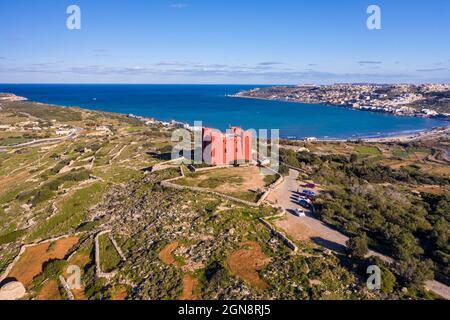 Malta, Nordregion, Mellieha, Luftansicht des Saint Agathas Tower mit der Ghadira Bay im Hintergrund Stockfoto