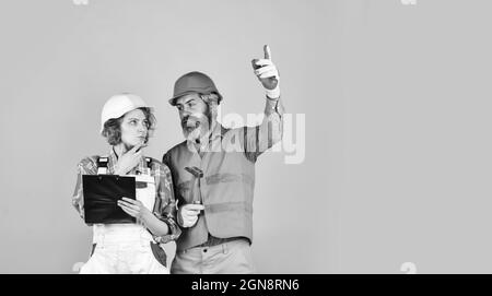 Job und Beruf. Selbstbewusster Elektriker und Techniker. Ingenieure arbeiten gemeinsam an der Gebäudekonstruktion. Arbeiten an der Baustelle oder am Werk Stockfoto