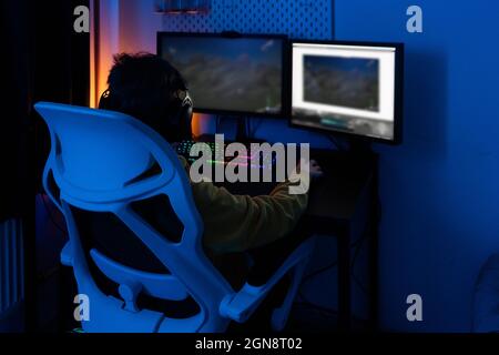 Junge spielt Video Spiel zu Hause Stockfoto