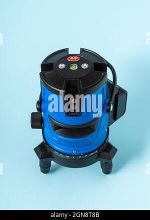 Elektronische Laserwaage auf hellblauem Hintergrund. Stockfoto