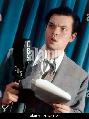 Orson Welles (1915-1985), amerikanischer Schauspieler, Regisseur, Drehbuchautor und Produzent, halblanges Porträt mit CBS-Mikrofon, Harry Warnecke, Lee Elkins, 1939 Stockfoto