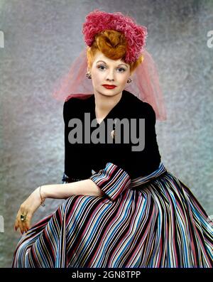 Lucille Ball (1911-1989), amerikanische Schauspielerin, Comedian und Producer, dreiviertel langes sitzendes Porträt, Harry Warnecke, Robert F. Cranston, 1944 Stockfoto