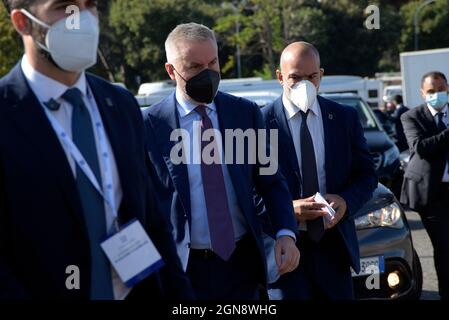 Rom, Italien. September 2021. Der Verteidigungsminister Lorenzo Guerini, (C) mit Gesichtsmask, kommt zur jährlichen Konferenz der Confindustria im Palazzo dello Sport, der italienischen Arbeitgebervereinigung und nationalen Handelskammer. Kredit: SOPA Images Limited/Alamy Live Nachrichten Stockfoto