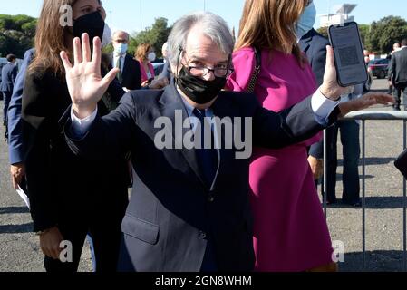 Rom, Italien. September 2021. Der Minister für öffentliche Verwaltung Renato Brunetta, der eine Gesichtsmask trägt, kommt zur jährlichen Konferenz der Confindustria im Palazzo dello Sport.Confindustria ist der italienische Arbeitgeberverband und die nationale Handelskammer. Kredit: SOPA Images Limited/Alamy Live Nachrichten Stockfoto