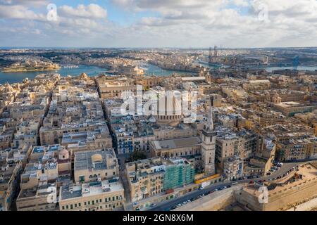 Malta, Südostregion, Valletta, Luftansicht der Saint Johns Co-Cathedral und der umliegenden Altstadtgebäude Stockfoto