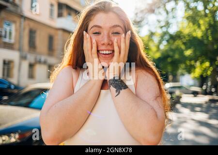 Freudige und überraschte junge Frau Stockfoto
