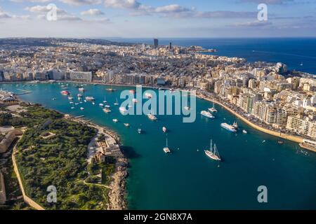 Malta, Zentralregion, Sliema, Luftansicht der Boote, die um die Insel Manoel segeln Stockfoto