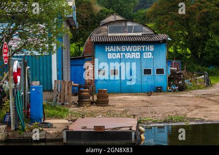 Hainsworth's Boatyard Ltd Sheds (Reparatur und Service, Heizbedarf, Kraftstoffverkauf) - Leeds und Liverpool Canal, Bingley West Yorkshire England, Großbritannien. Stockfoto