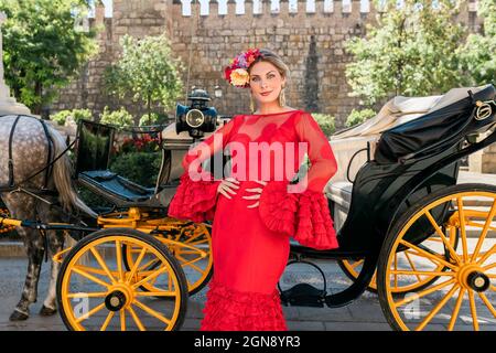 Flamenco-Tänzerin mit Händen auf der Hüfte auf der Plaza del Triunfo, Sevilla, Spanien Stockfoto