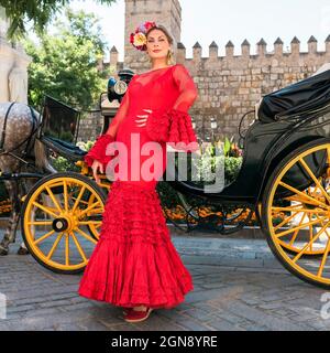 Tänzerin im Flamenco-Kleid mit Pferdekutsche Stockfoto