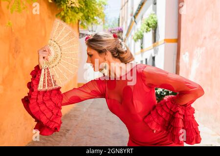 Flamenco-Tänzerin mit Handfan, der in der Gasse tanzt Stockfoto