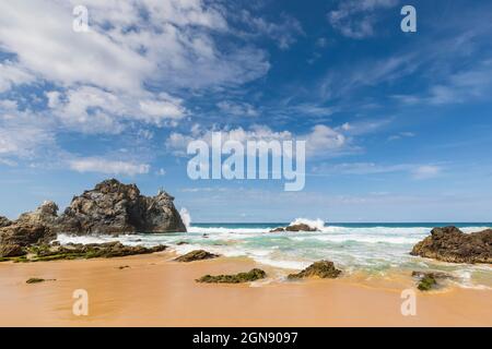 Vulkanische Felsen am Ufer des Haywards Beach im Sommer Stockfoto