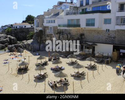 Cascais, Portugal. September 2021. (INT) Bewegung am Strand von Rainha in Cascais. 23. September 2021, Cascais, Portugal: Selbst an einem heißen Tag mitten im Herbst wagten sich wenige Badegäste am Donnerstag (23) am Strand von Rainha in Cascais an der Küste Portugals (Foto: © Edson De Souza/TheNEWS2 via ZUMA Press Wire) Stockfoto