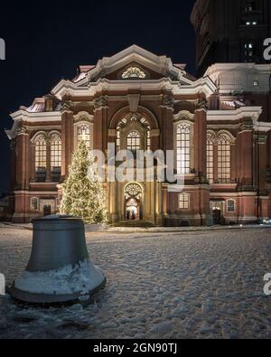 Deutschland, Hamburg, beleuchtete Fassade der St. Michaels Kirche in der Winternacht Stockfoto