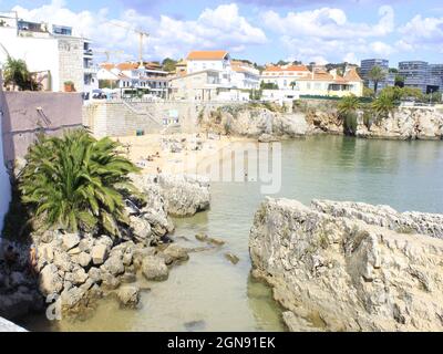 Cascais, Portugal. September 2021. (INT) Bewegung am Strand von Rainha in Cascais. 23. September 2021, Cascais, Portugal: Selbst an einem heißen Tag mitten im Herbst wagten sich wenige Badegäste am Donnerstag (23) am Strand von Rainha in Cascais an der Küste Portugals (Foto: © Edson De Souza/TheNEWS2 via ZUMA Press Wire) Stockfoto