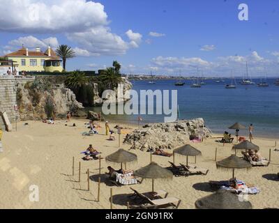 Cascais, Portugal. September 2021. (INT) Bewegung am Strand von Rainha in Cascais. 23. September 2021, Cascais, Portugal: Selbst an einem heißen Tag mitten im Herbst wagten sich wenige Badegäste am Donnerstag (23) am Strand von Rainha in Cascais an der Küste Portugals (Foto: © Edson De Souza/TheNEWS2 via ZUMA Press Wire) Stockfoto