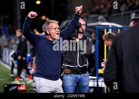 LEEUWARDEN, NIEDERLANDE - 23. SEPTEMBER: Trainer Frank Wormuth von Heracles Almelo feiert seinen Sieg während des niederländischen Eredivisie-Spiels zwischen SC Cambuur und Heracles Almelo am 23. September 2021 im Cambuur Stadion in Leeuwarden, Niederlande (Foto: Henk Jan Dijks/Orange Picles) Stockfoto