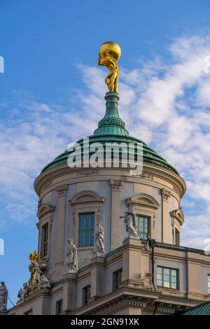 Deutschland, Brandenburg, Potsdam, Goldene Statue des Atlas auf der Kuppel des Alten Rathauses Stockfoto