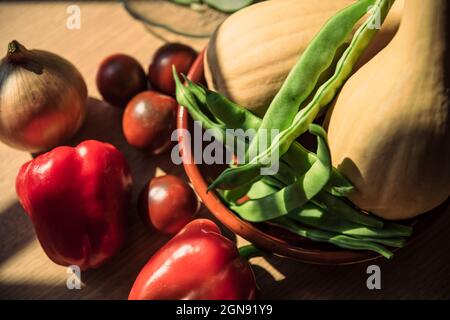 Frisches Gemüse auf dem Tisch in der Küche Stockfoto