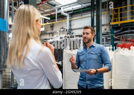 Business Professionals, die in der Industrie diskutieren Stockfoto