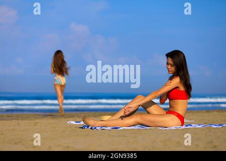 Frau, die am Strand Sonnencreme angesetzt hat Stockfoto