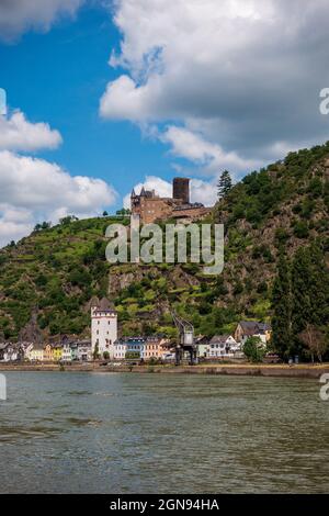 Panoramablick auf die Loreley-Felsen und das Schloss Katz am Rhein in Deutschland. Stockfoto