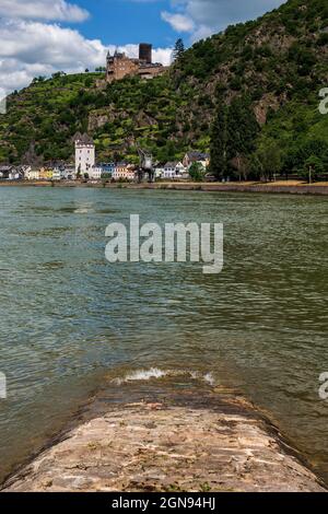 Panoramablick auf die Loreley-Felsen und das Schloss Katz am Rhein in Deutschland. Stockfoto