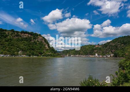 Panoramablick auf die Loreley-Felsen und das Schloss Katz am Rhein in Deutschland. Stockfoto