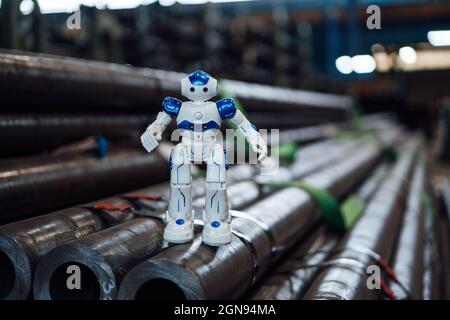 Roboterspielzeug auf verrosteten Rohren im Lager Stockfoto