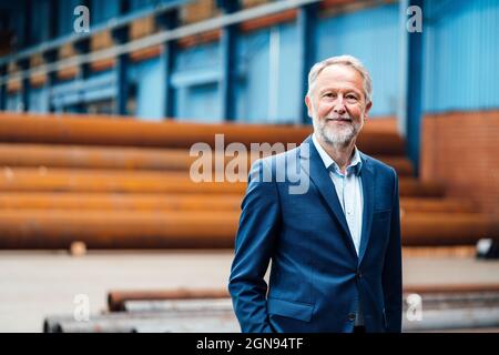 Männlicher Geschäftsführer, der mit dem Manager im Lager steht Stockfoto