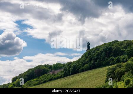 Panoramablick auf das Niederwalddenkmal am Rhein in Deutschland. Stockfoto