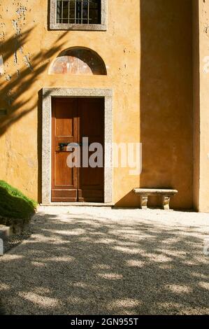 Moment der Einsamkeit in einer italienischen Villa Stockfoto