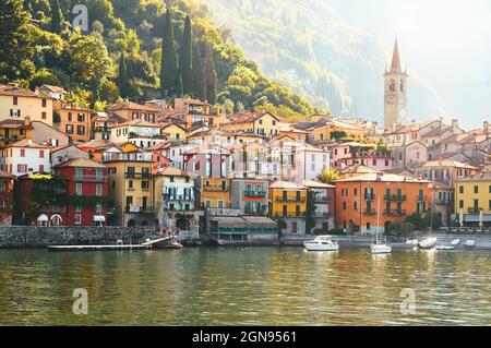 Blick auf die Riva Grande in Varenna, Italien mit Fischern am Dock Stockfoto