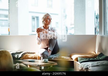 Reife Frau in café Stockfoto