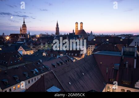 Deutschland, Bayern, München, Hubschrauberblick über die Frauenkirche und die umliegenden Altstadtgebäude bei Sonnenuntergang Stockfoto