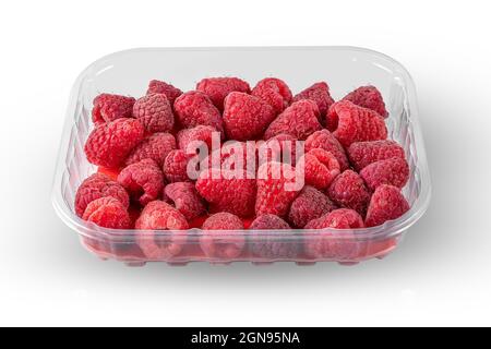 Reife rote Himbeeren in einer Plastikbox isoliert auf weißem Hintergrund Stockfoto